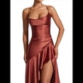 thumbnail image 2 of Vestido de Cóctel para Mujer, Ajustado, Informal, , con Escote en V, Sin Mangas, de Satén, con Volantes en el Bajo y Espalda Descubierta. Rojo Ladrillo S, 2 of 10