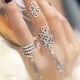 thumbnail image 4 of Sonducket Anillo de apertura para mujer, colgante de borla, joyería de mano de cristal decorativa, elegante decoración de vestir brillante Ropa, zapatos y accesorios Miscelánea Sonducket AP014824-01, 4 of 6