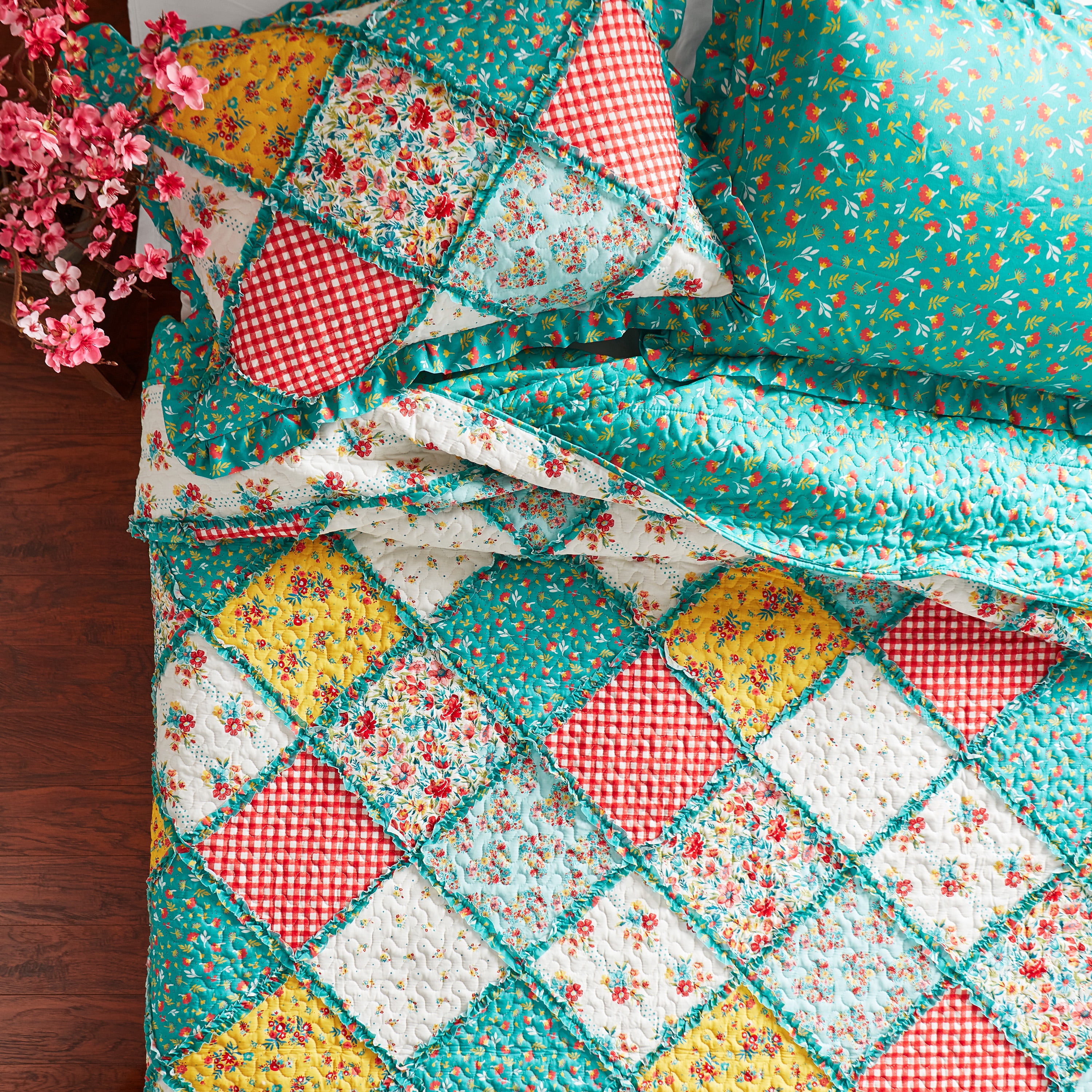 The Pioneer Woman Petal Party Cotton and Polyester Quilt, Full/Queen