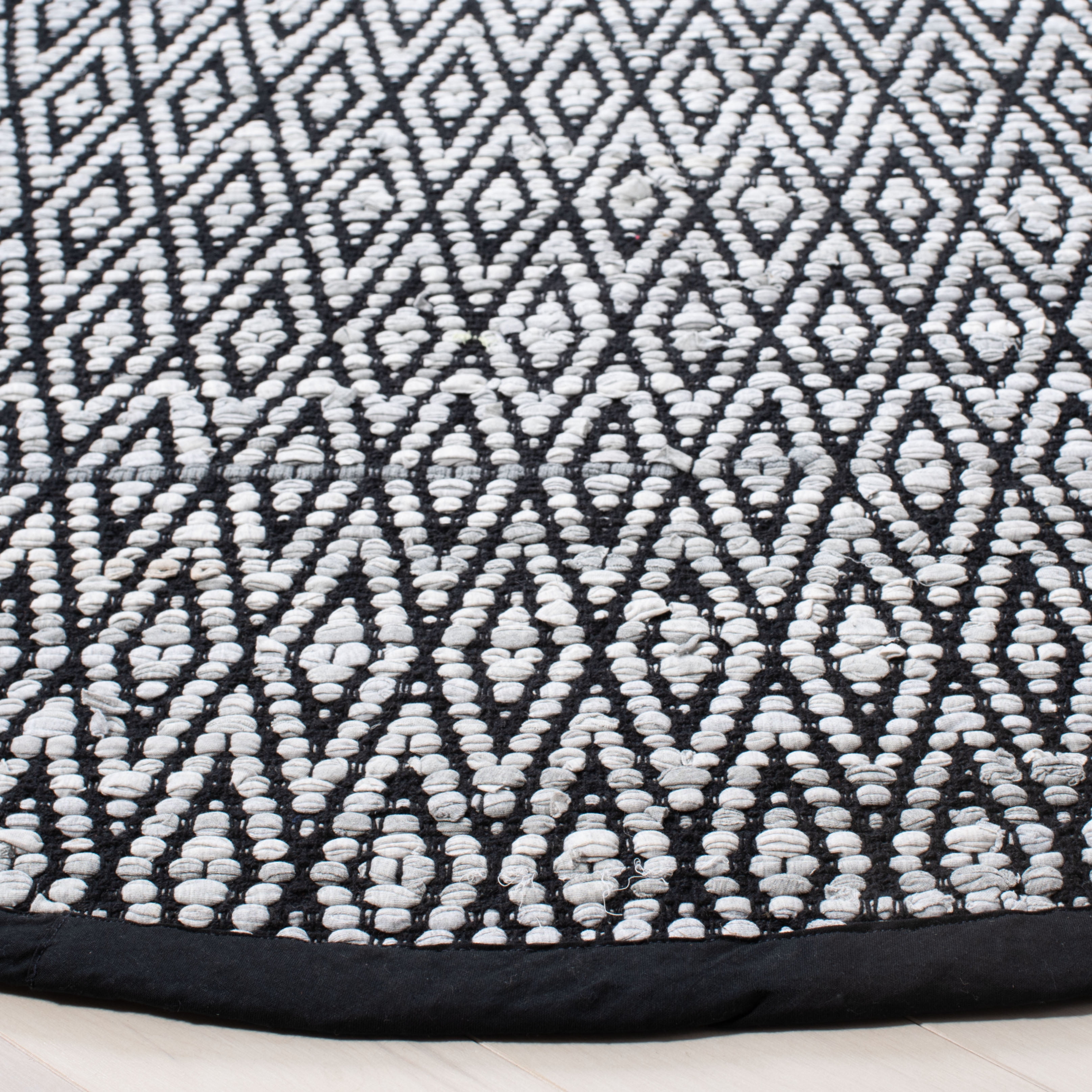 SAFAVIEH Montauk Carina Diamond Area Rug, Grey/Black, 6' x 6' Round
