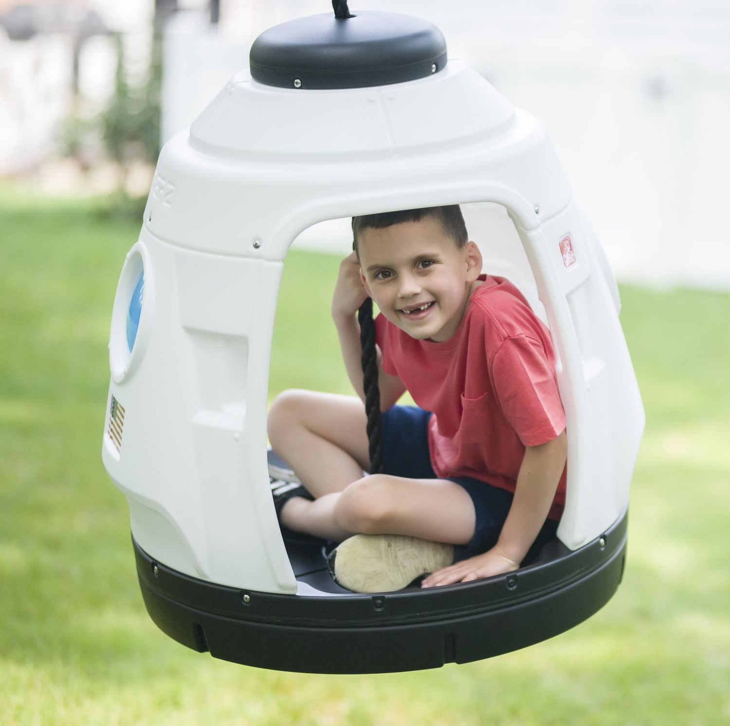 Step2 Space Capsule Swing pour enfants – Balançoire d'extérieur et cabane de jeu 2-en-1 – Siège-capsule fermé – Pour les 3 à 7 ans