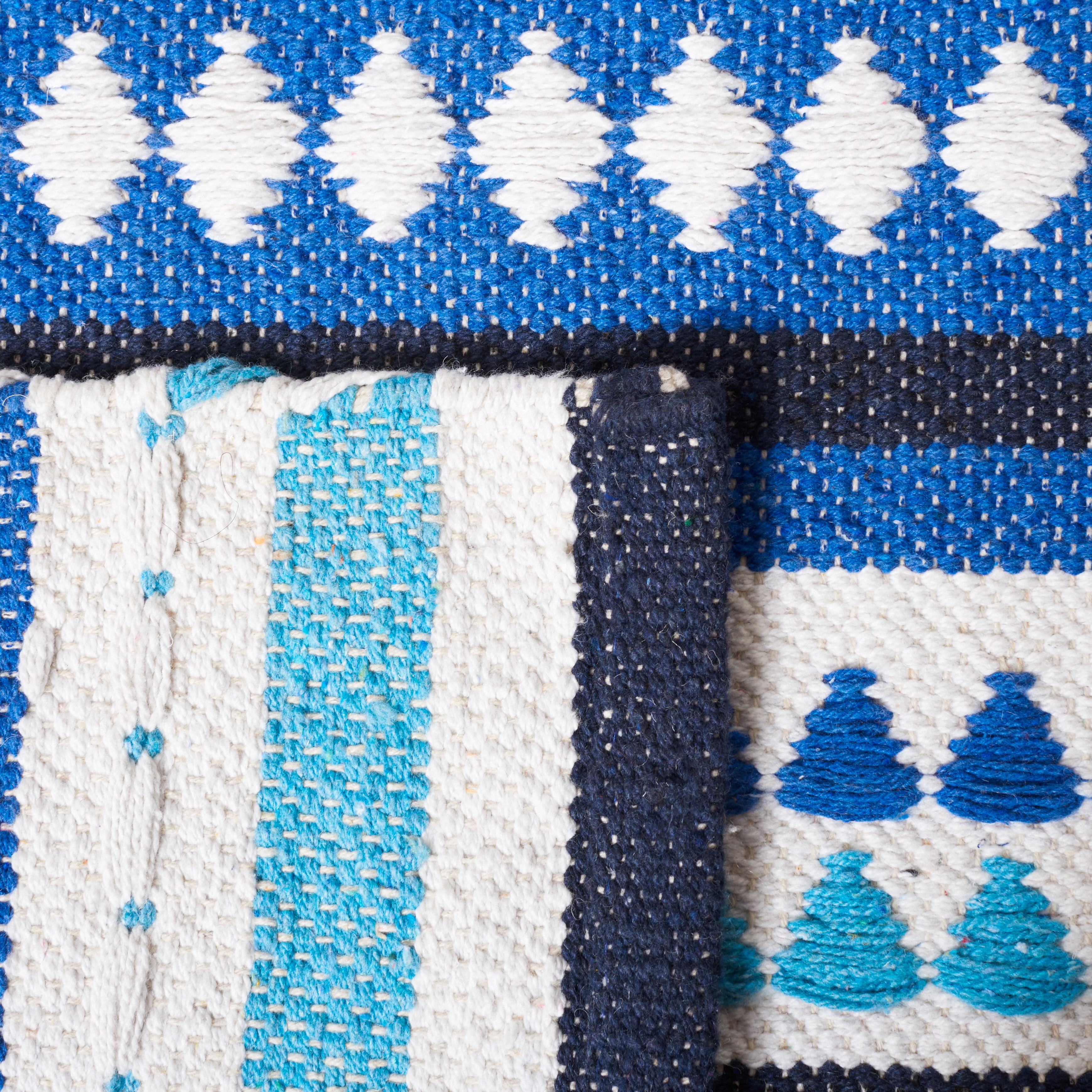 SAFAVIEH Montauk Kenyon Southwestern Cotton Area Rug, Blue/Ivory, 6' x 6' Square