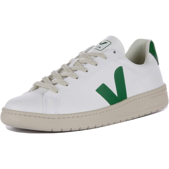 tenis veja urca emeraude blancas para hombre Tenis Veja Urca en blanco con detalles esmeralda, vista 3/4 frontal; silueta baja con empeine liso blanco, logo 'V' esmeralda en costado, lengüeta con etiqueta Veja, cordones beige y suela cremosa texturizada. A menudo usados como tenis deportivos casuales para desplazamientos urbanos.