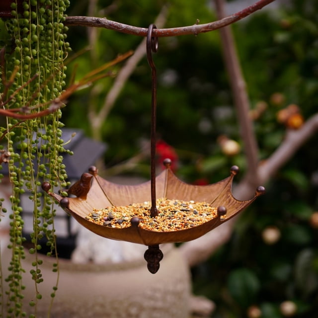 Xihbxyly Comedero para Pájaros con Forma de Paraguas, Diseño Colgante de Metal, Moderno Bebedero para Pájaros con Forma de Paraguas, Decoración para Exteriores, Estanque de Riego para Pájaros, Esenci