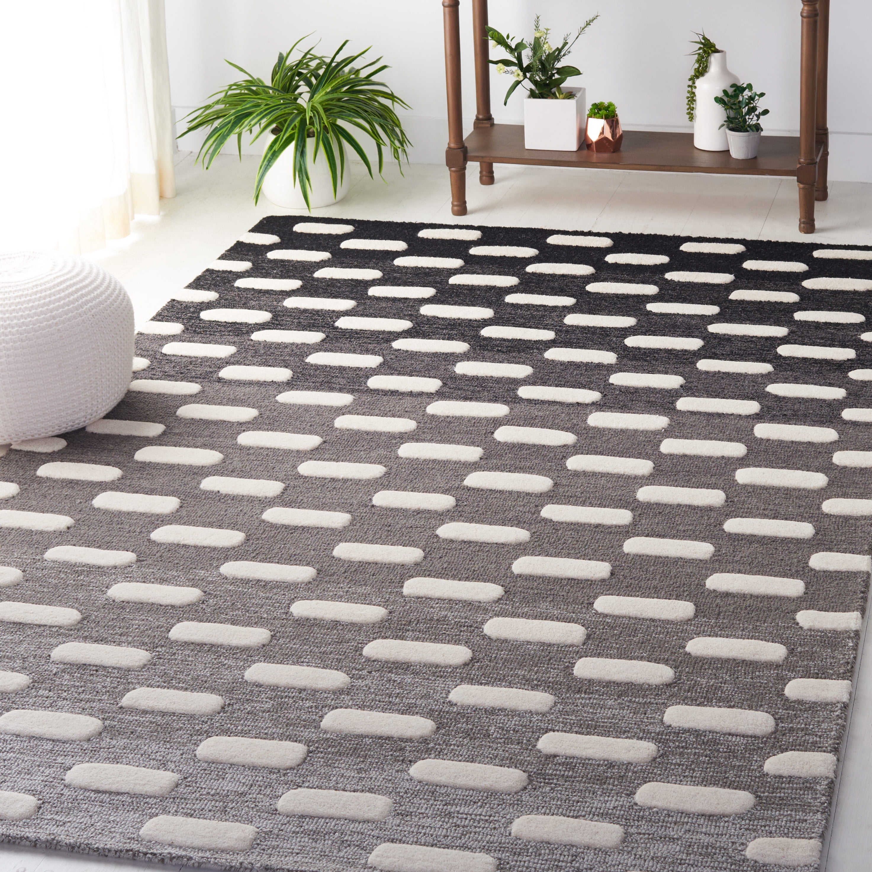 SAFAVIEH Metro Earnestine Geometric Striped Area Rug, Black/Ivory, 4' x 6'
