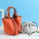 thumbnail image 5 of Bolso tipo canasta de comida informal con estampado de lichi, bolso tipo cubo de piel auténtica a la moda, bolso de mano de gran capacidad con varias capas de piel de vaca, 5 of 6