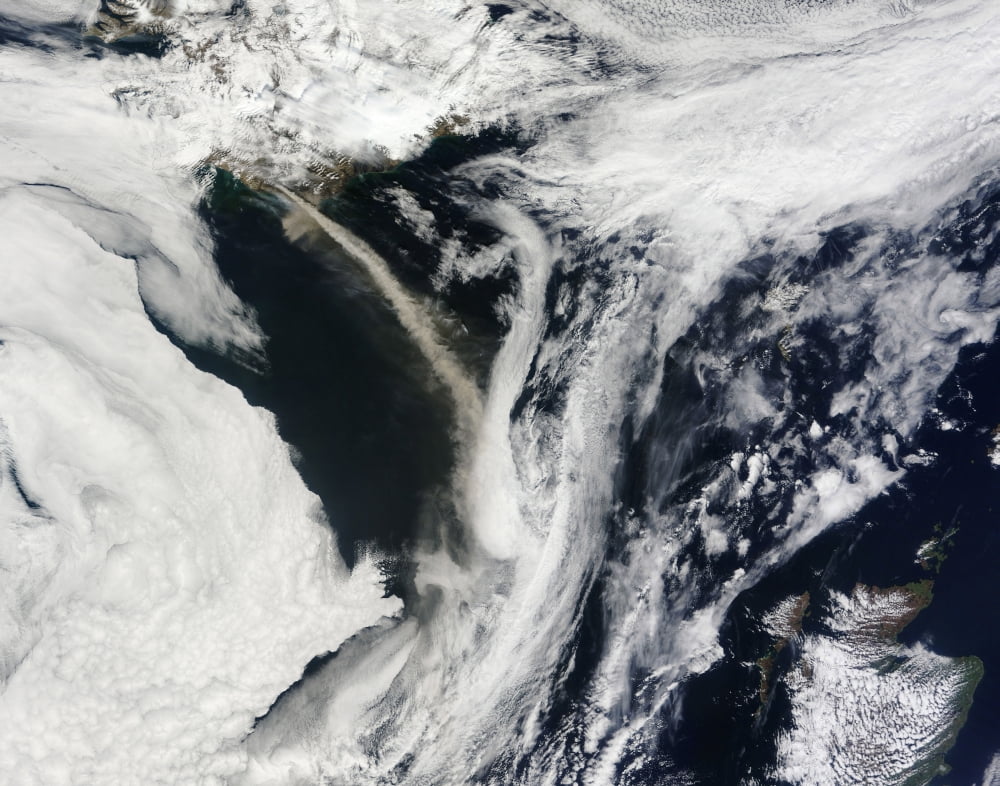 Iceland?Ø¬æ¬¥?Ø¬æ¬†?Ø¬æ¬¥s Eyjafjallajokull volcano emits a dense plume of ash and steam over the Atlantic Ocean Canvas Art
