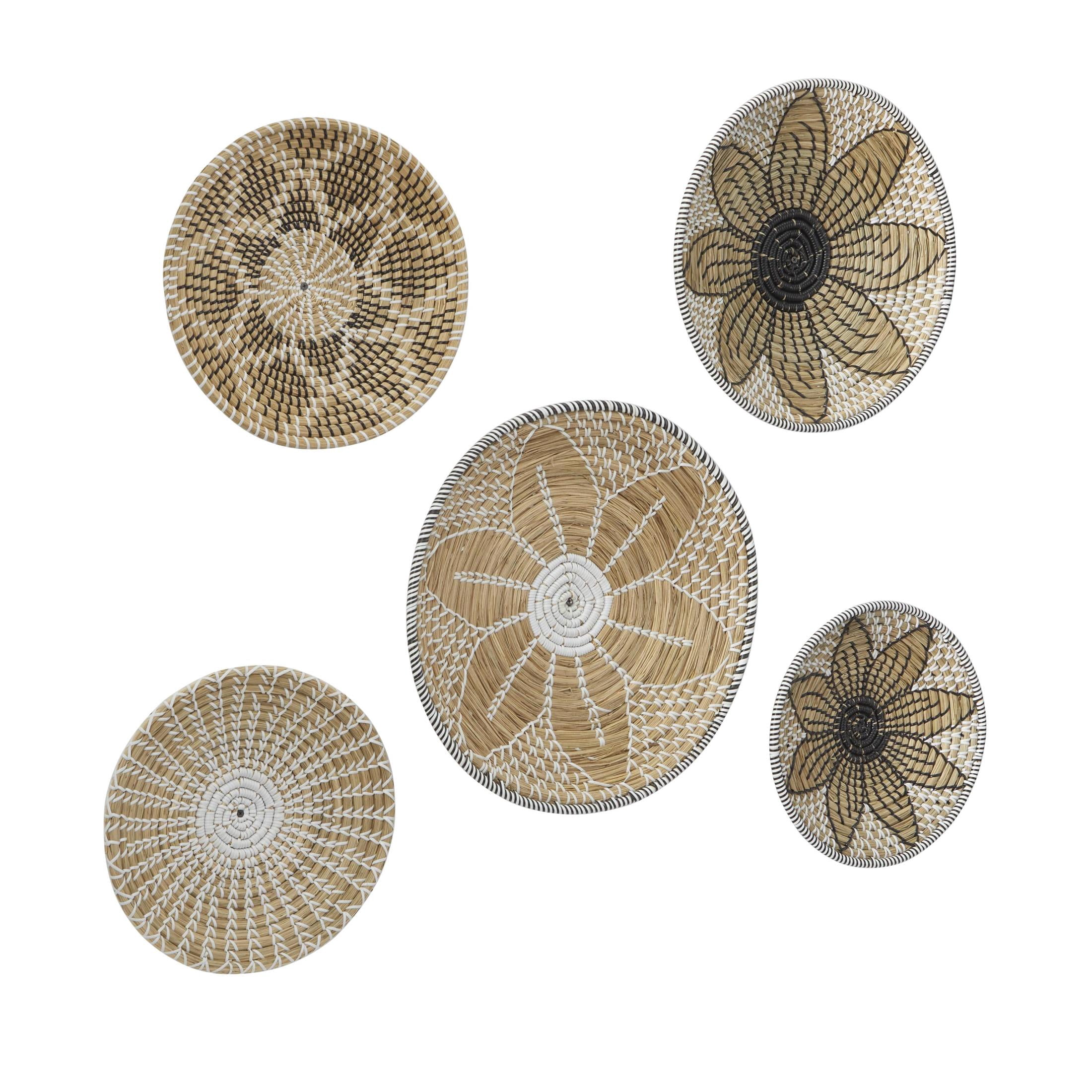 DecMode Brown Seagrass Handmade Basket Plate Wall Decor (5 Count)