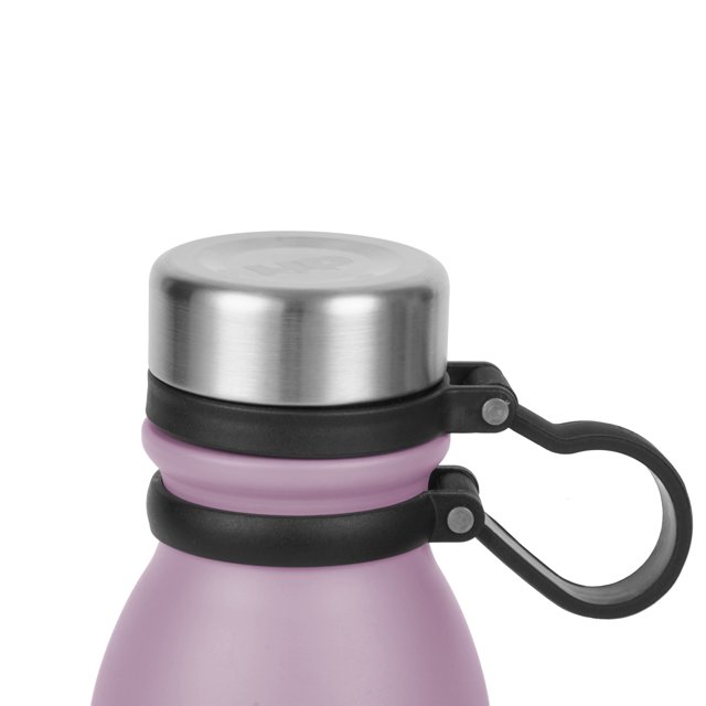 termo para agua o café hikepath 600 ml color rosa — Vista frontal cercana de la parte superior del termo HikePath 600 ml en rosa, tapa de acero inoxidable cepillado, anillo y cierre negro de plástico con asa integrada, cuerpo curvo ergonómico con acabado mate rosa; también suele usarse para transportar café o agua en viajes cortos.
