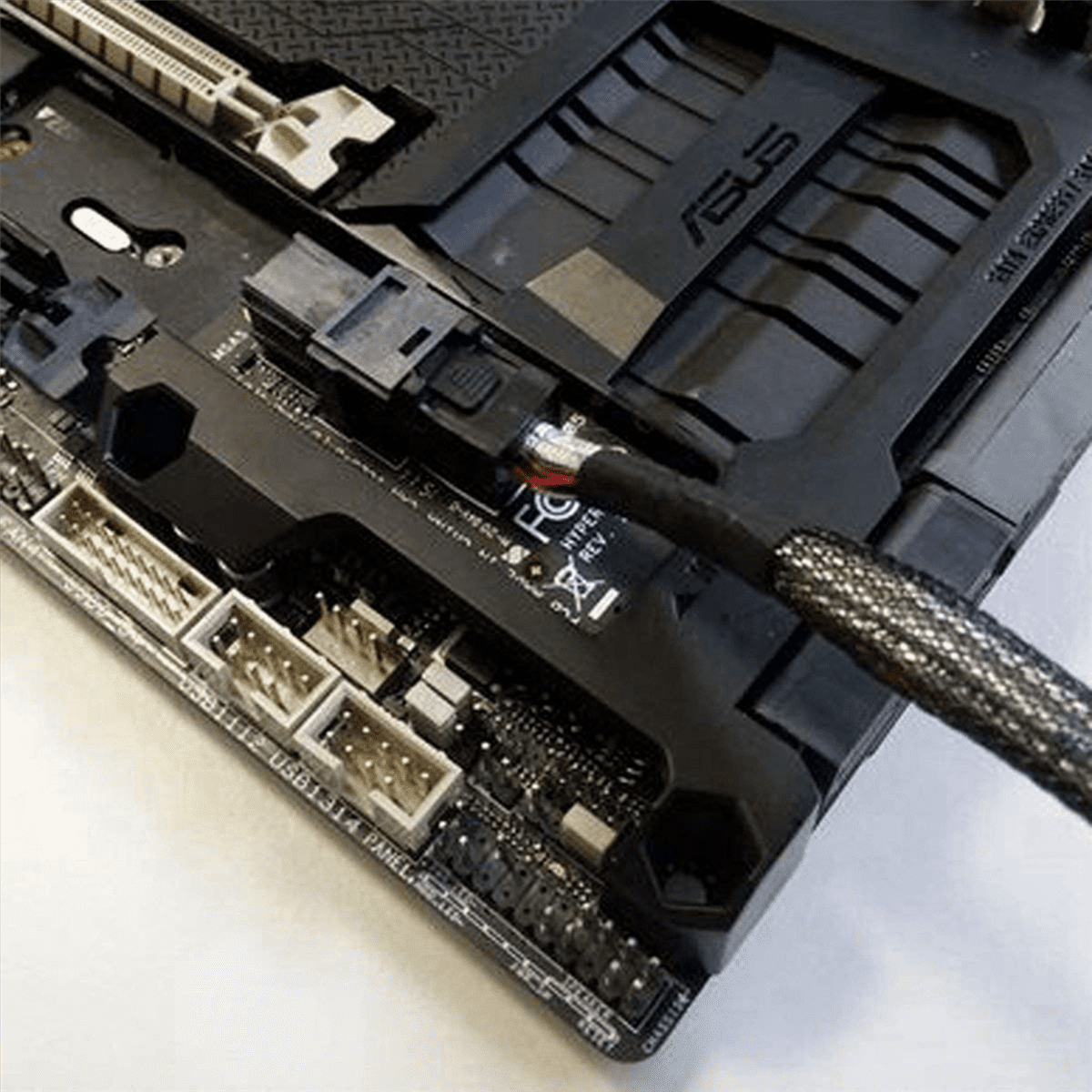 4X Built-in 12G Mini SAS HD to U.2 / SFF-8643 to SFF-8639 Cable 0.5M with 15-Pin SATA Power Supply, Suitable for U.2 SSD