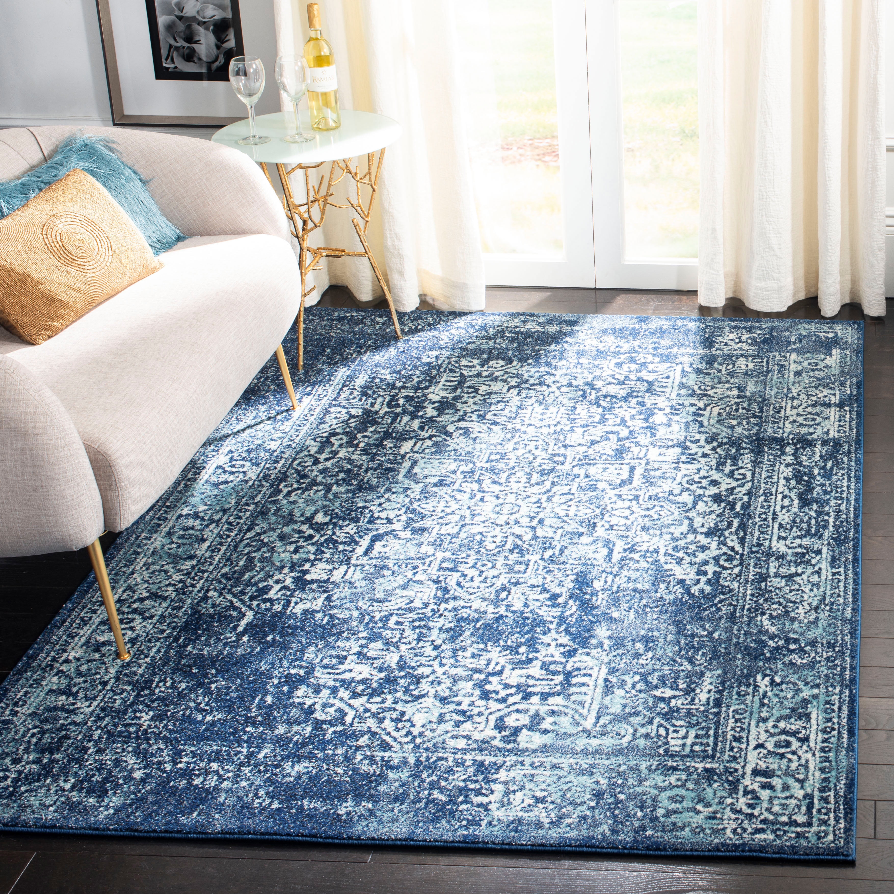 SAFAVIEH Area Rug 5'3"x7'6" - Evoke Collection - Traditional Design, Navy & Ivory, Non-Shedding & Easy Cleaning, Ideal for Living Room, Bedroom, Dining Space