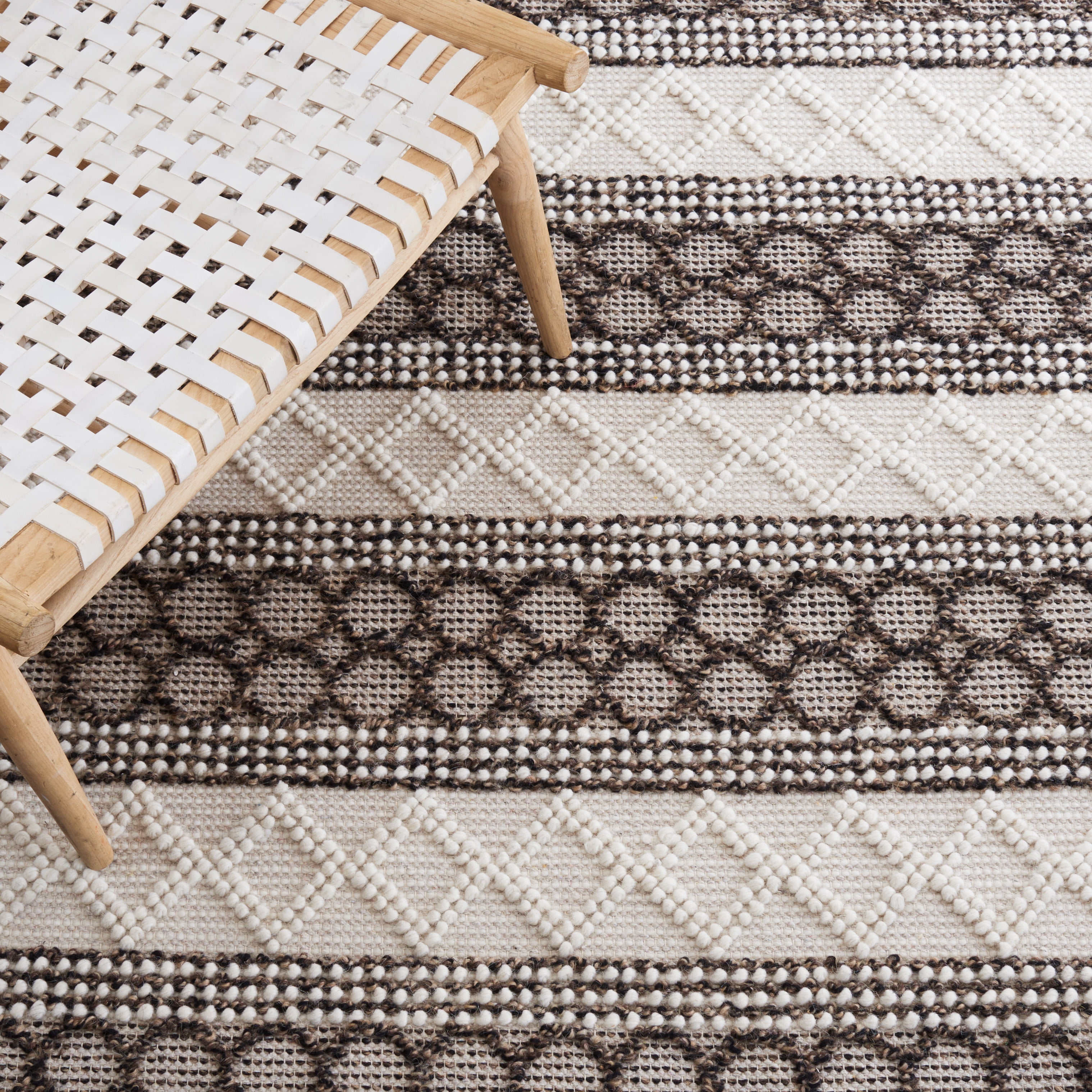 SAFAVIEH Natura Nurten Southwestern Area Rug, Ivory/Black, 3' x 5'