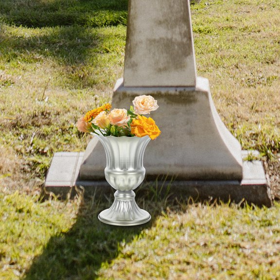 NUOLUX 1Pcs Khaki Iron Vintage Metal Vase for Outdoor Use Centerpiece Vases for Wedding