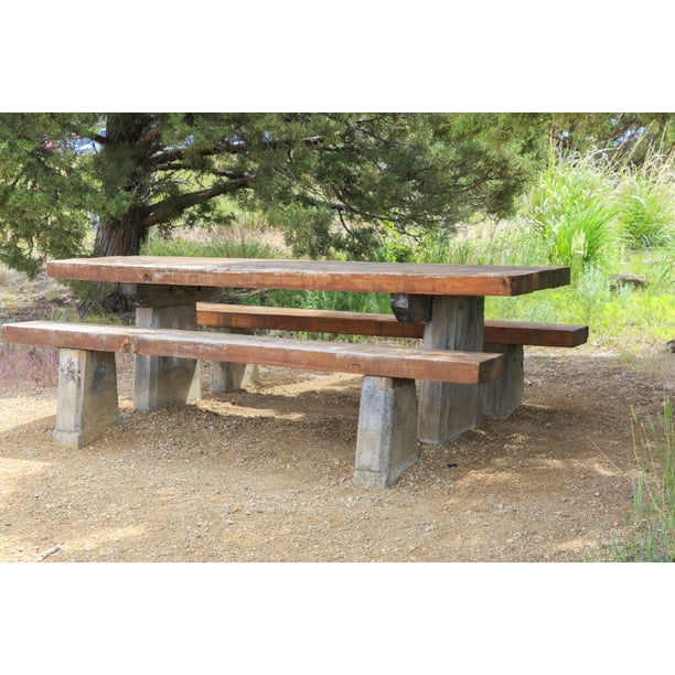 USA, Oregon, Redmond, Terrebonne. Smith Rock State Park. Picnic table