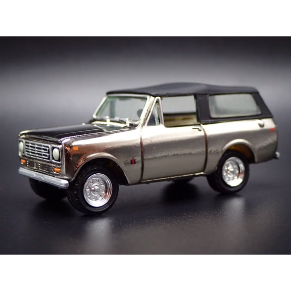(Open Box) 1979 79 INTERNATIONAL SCOUT II 4X4 CHROME 1:64 SCALE DIORAMA DIECAST MODEL CAR