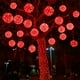 thumbnail image 1 of Luces solares colgantes para árboles, bolas de luces al aire libre impermeables, decoración de jardín, decoración navideña, día de Navidad, embellecimiento del jardín (luz roja), 1 of 6
