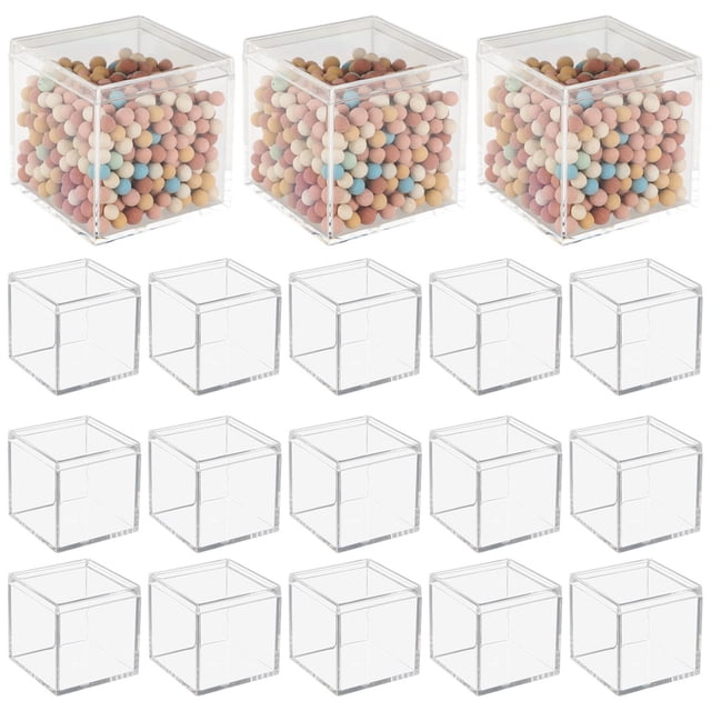 18 mini cajas cuadradas de acrílico, set de 18 cajas transparentes 2.2 x 2.2 x 2.2 pulgadas, vista frontal con tres cajas llenas de dulces y 15 vacías con tapas ajustadas, paredes lisas y transparentes; ideales para organizar joyas, manualidades o como cajas de regalo y suelen usarse también para exhibición de pequeños coleccionables.
