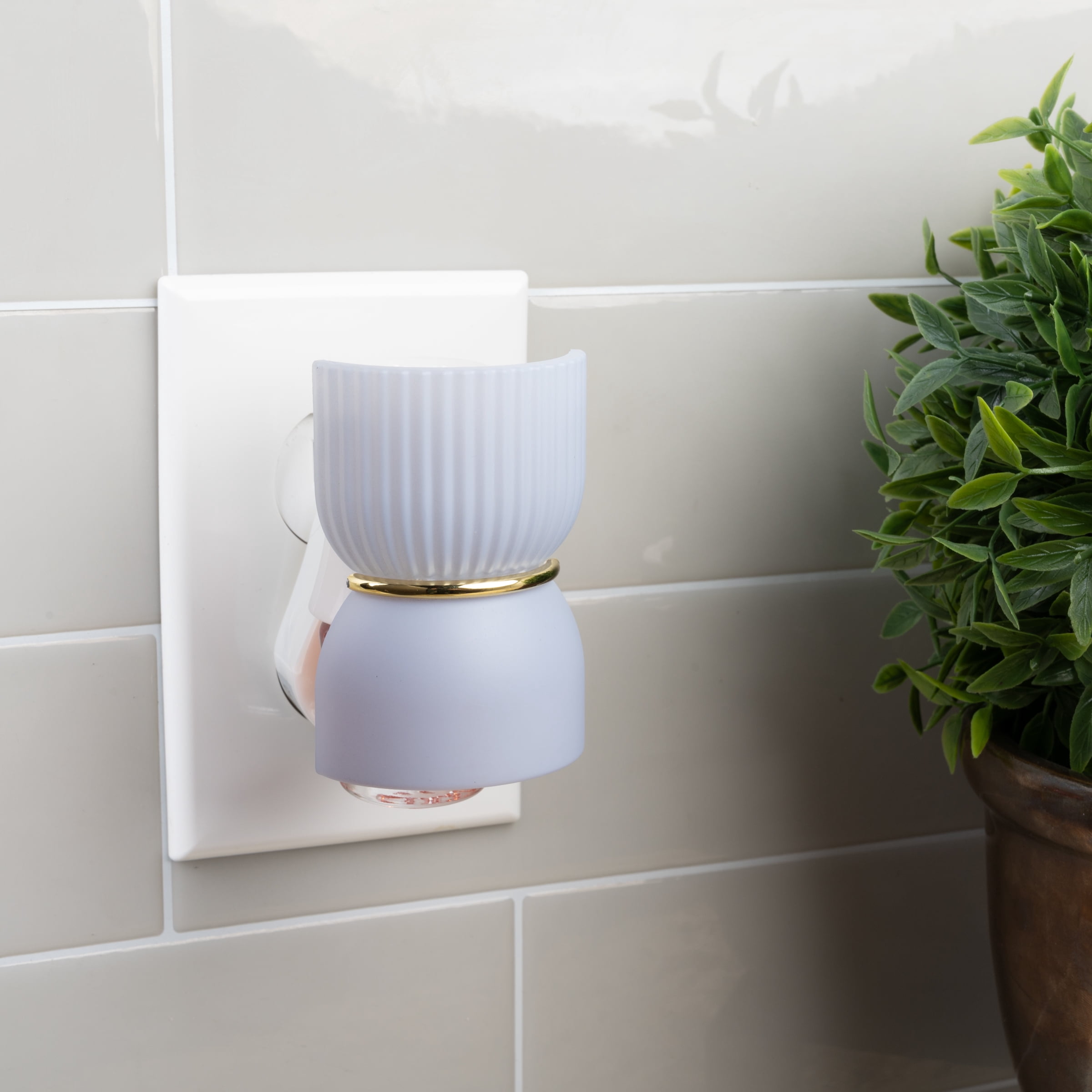 Better Homes & Gardens Night Light Air Fresheners with 1 Oil Plug In Diffuser, 1 Pack