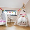 thumbnail image 3 of Anima tu evento con banderas de tela triangulares. La distancia entre pancartas es personalizable y garantiza una combinación perfecta. Son reutilizables para celebraciones infinitas., 3 of 5