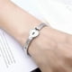 thumbnail image 2 of Pulsera con candado y collar con llave: joyería para parejas de acero de titanio, regalo romántico para el día de San Valentín, cumpleaños, Navidad, boda, aniversario Feliz Sencillez, 2 of 3