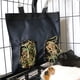 thumbnail image 2 of Alimentador de heno de conejo, bolsa de heno de conejo para conejos, 2 agujeros de gran capacidad 600D tela Oxford bolsa de comedero de heno colgante para animales pequeños (negro), 2 of 5