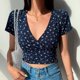 thumbnail image 4 of Camiseta de mujer de manga corta ajustada con escote en V cruzado y estampado floral retro estilo americano, 4 of 5