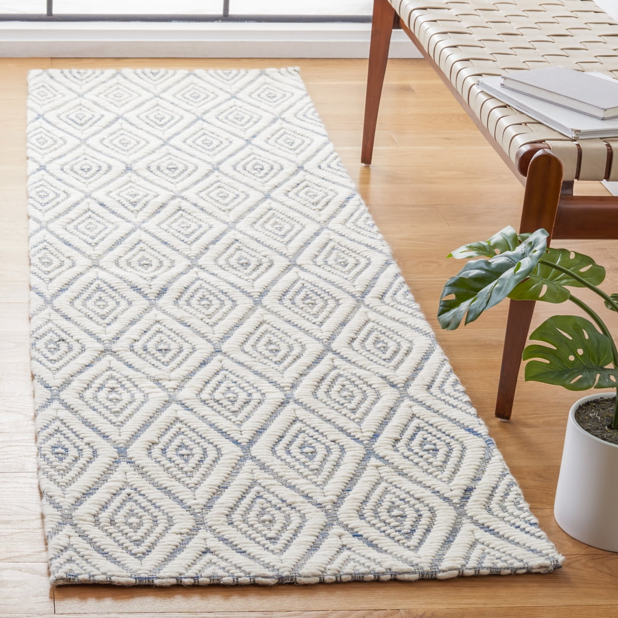 SAFAVIEH Marbella Winston Diamond Area Rug, Blue/Ivory, 6' x 6' Round