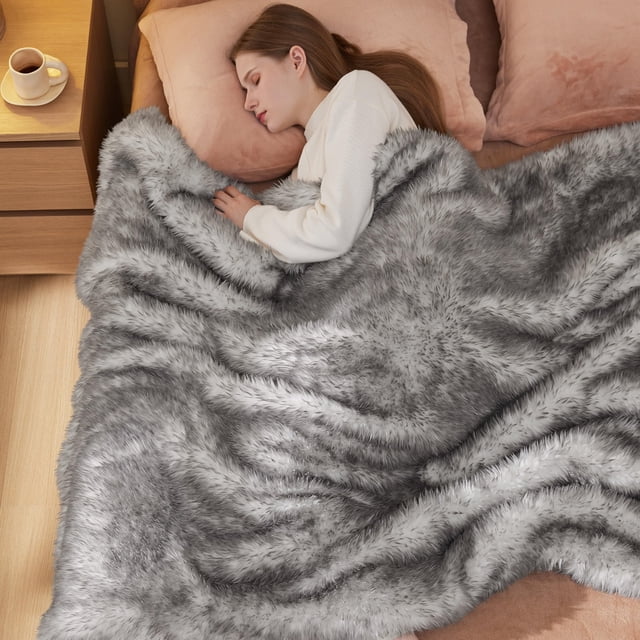 Manta Bedsure de piel sintética suave y esponjosa, 50 x 70 pulgadas, gris, para sofá