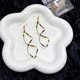 thumbnail image 4 of Pendientes con diseño avanzado de nicho con diseño de onda curvada en espiral y personalidad coreana con aguja de plata S925, 4 of 6