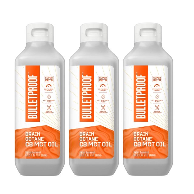aceite mct bulletproof brain octane c8, 960 ml (paquete de 3) tres botellas frontales alineadas; envases plásticos blancos con etiqueta vertical naranja que muestra la marca Bulletproof y texto 'Brain Octane C8 MCT Oil', franja inferior naranja ondulada, tapas blancas de rosca, fondo blanco. A menudo usado como opción para añadir MCT a bebidas calientes o batidos.