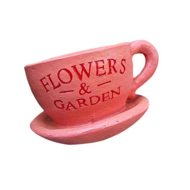maceta para plantas, maceta con forma de taza de café, decoración, florero decorativo, figura de jardín para amantes de la jardinería en el hogar, rosa: vista 3/4 frontal de una maceta-escultura rosa de resina con plato integrado y asa, texto en relieve "FLOWERS & GARDEN", superficie texturizada y orificio de drenaje; aprox. 35.5 x 29 x 18.5 cm, apta para flores naturales o artificiales y decoración de escritorio, balcón o jardín.