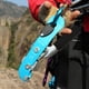 thumbnail image 3 of Descensor de escalada Parada de frenado automático Descendedor de control manual Dispositivo de aseguramiento profesional Equipo de equipo de aparejo Azul Macarena descensor de escalada en roca, 3 of 8