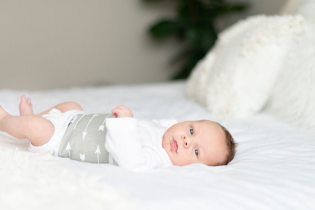 MEMEENO Belly Band for Colic & Gas Relief, Organic Cotton, Self-Warming for Fussy Newborn (Arrows)