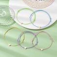 thumbnail image 2 of Set de 5 pulseras de cuentas con forma de corazón en latón dorado claro, 5 colores diferentes. Cordones de poliéster encerado. Pulseras apilables. Collar con dijes de colores surtidos., 2 of 4