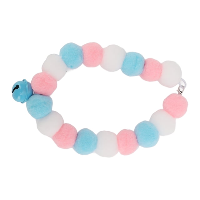 collar de gato con campanas collar de gatito azul con bolas de felpa rosa, blancas y azules, cierre elástico con hebilla y campana metálica pequeña, cosido a mano y diseñado para uso diario; también suele usarse como adorno seguro en sesiones de fotos de mascotas.