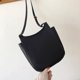 thumbnail image 3 of Bolso de hombro de color sólido de cuero PU para niñas, cruzados de cadena grande para mujeres, 3 of 6