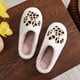 thumbnail image 1 of Pantuflas peludas suaves con forma de pata de gato, antideslizantes, con estampado de leopardo, cálidos y acogedores suministros para el hogar DQrwqpou Tenis De Mujer Tenis De Hombre, 1 of 8