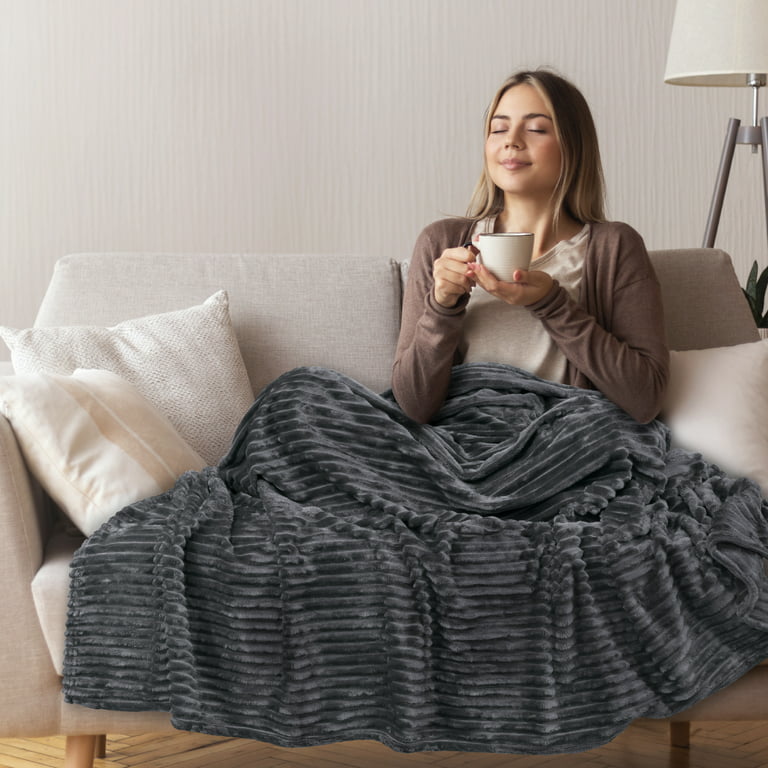 PAVILIA Super Soft Fleece Throw Blanket Dark Grey, Luxury Fuzzy Plush Flannel Throw, Warm Cozy Ribbed Microfiber Blanket for Sofa Couch Bed
