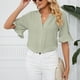 thumbnail image 3 of Camiseta con cuello en V para mujer, mangas con volantes, ajuste holgado, color puro, informal, Top de verano para uso diario, verde guisante XXL, 3 of 6