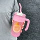 thumbnail image 2 of Botella de agua transparente rosa, vasos de plástico para acampar, senderismo y mochilerismo, vaso de gran capacidad con tapa y pajita, taza de viaje para exteriores, a prueba de fugas y sin BPA., 2 of 6