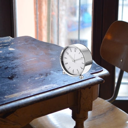 Hemobllo Small Round Metal Alarm Clock with Silent Movement Battery Operated for Home Use