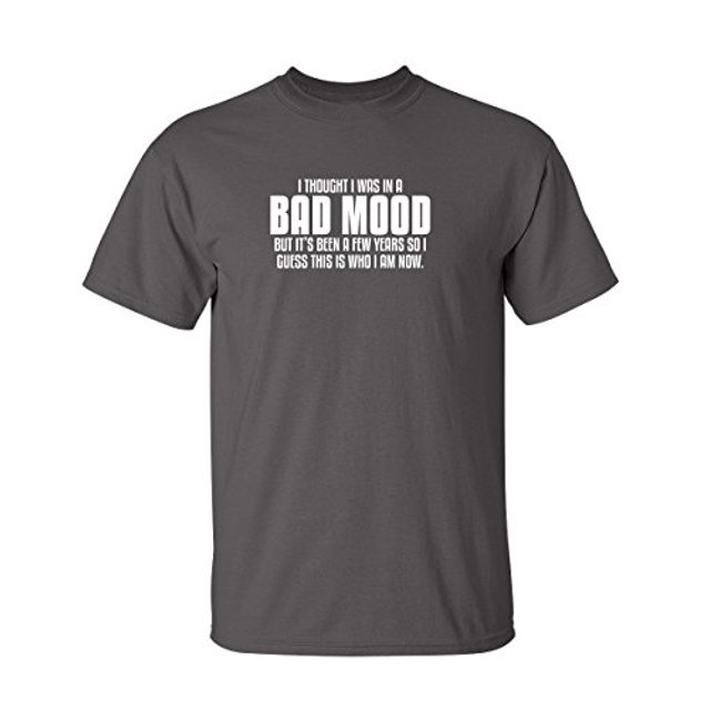 Camiseta divertida y sarcástica con texto "Soy quien soy ahora", humor para adultos.
