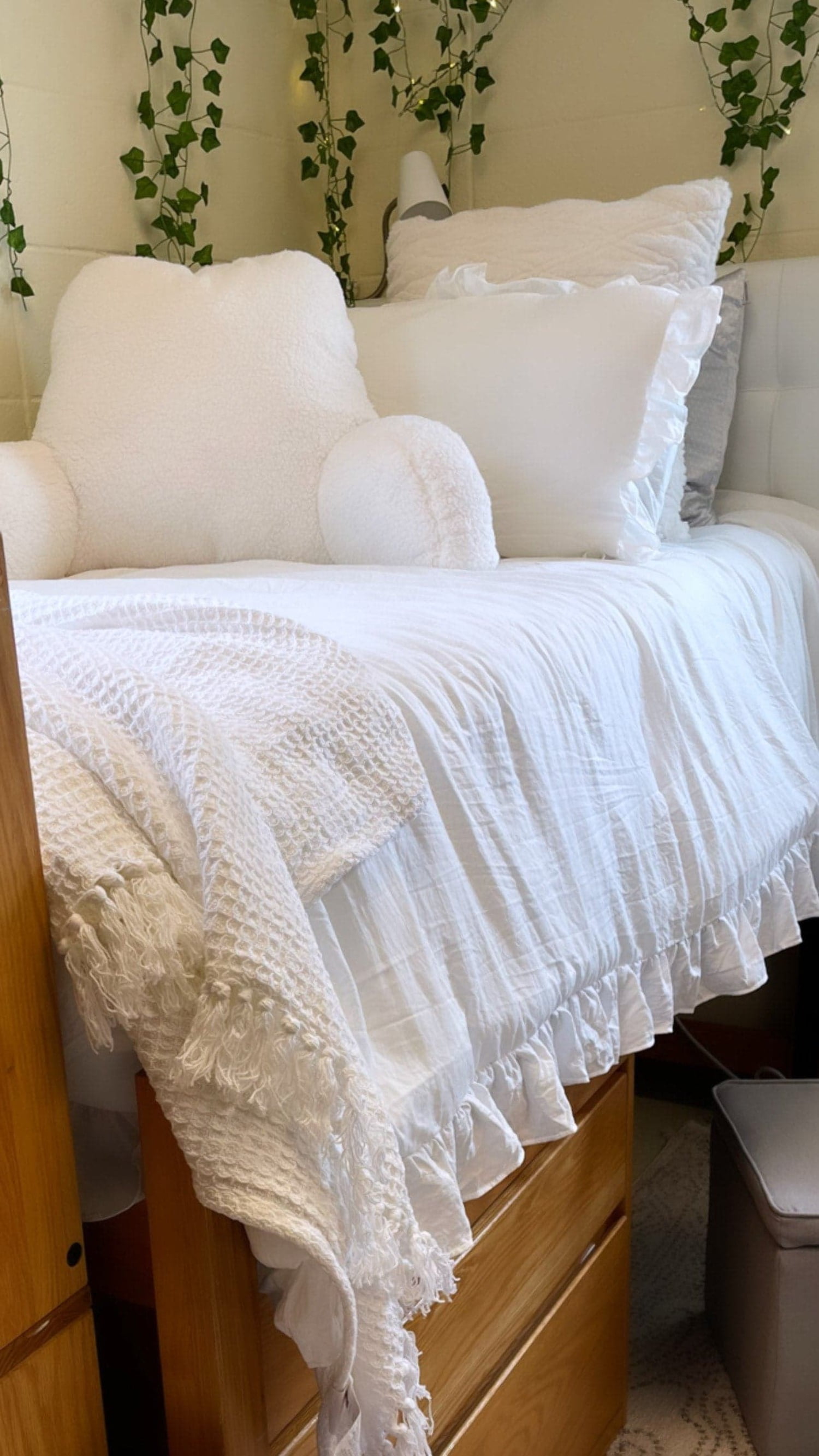 Lush Decor Reyna 4 Piece Ruffle Sheet Set, King, White並行輸入 : Lush Decor - Comforter Set, Soft Ruffled Bedding with