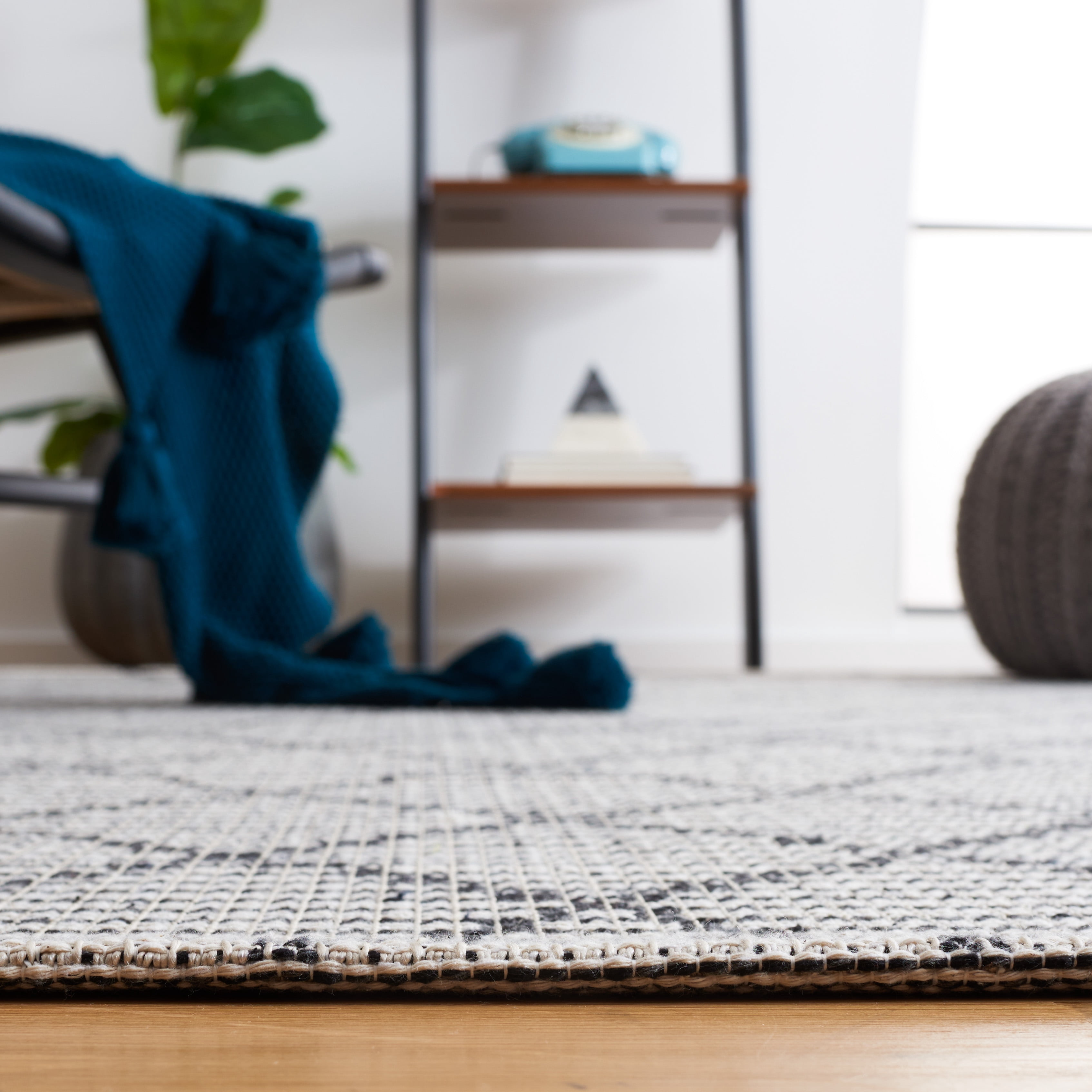 SAFAVIEH Augustine Jannine Geometric Area Rug, Ivory/Black, 5' x 7'7"