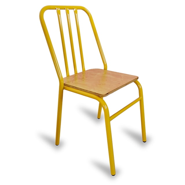 sillas metálicas para restaurante, cafetería o comedor modelo nisso con asiento de madera respaldo de metal con tubo color amarillo Vista 3/4 frontal de silla Nisso con estructura tubular de acero pintada en amarillo, respaldo con tres barras verticales y marco curvado, asiento cuadrado de madera clara con cantos visibles y patas rectas con travesaño delantero; fondo blanco aislado; también suele usarse como silla extra en cocinas o áreas de espera.
