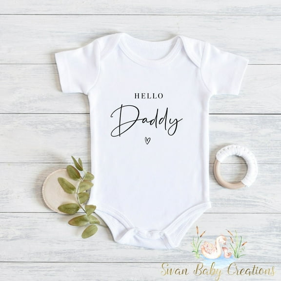 Pregnancy Announcement To Husband, Hello Daddy, Pregnancy Reveal To Husband, Pregnancy Announcement Box, Pregnancy Announcement Ideas, Cute Cute Baby Onesie, BABY BODYSUIT LAT 4424