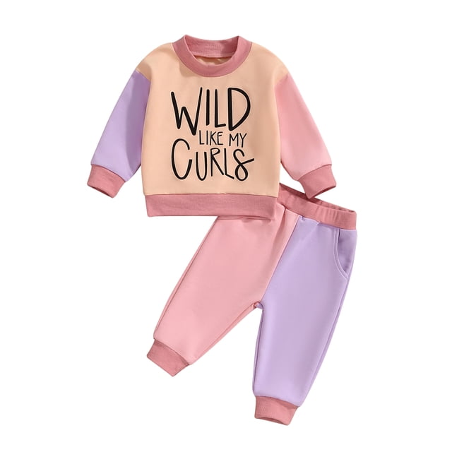 Conjunto de dos piezas para niña: sudadera de manga larga con cuello alto y estampado de letras, y pantalón con cintura elástica.