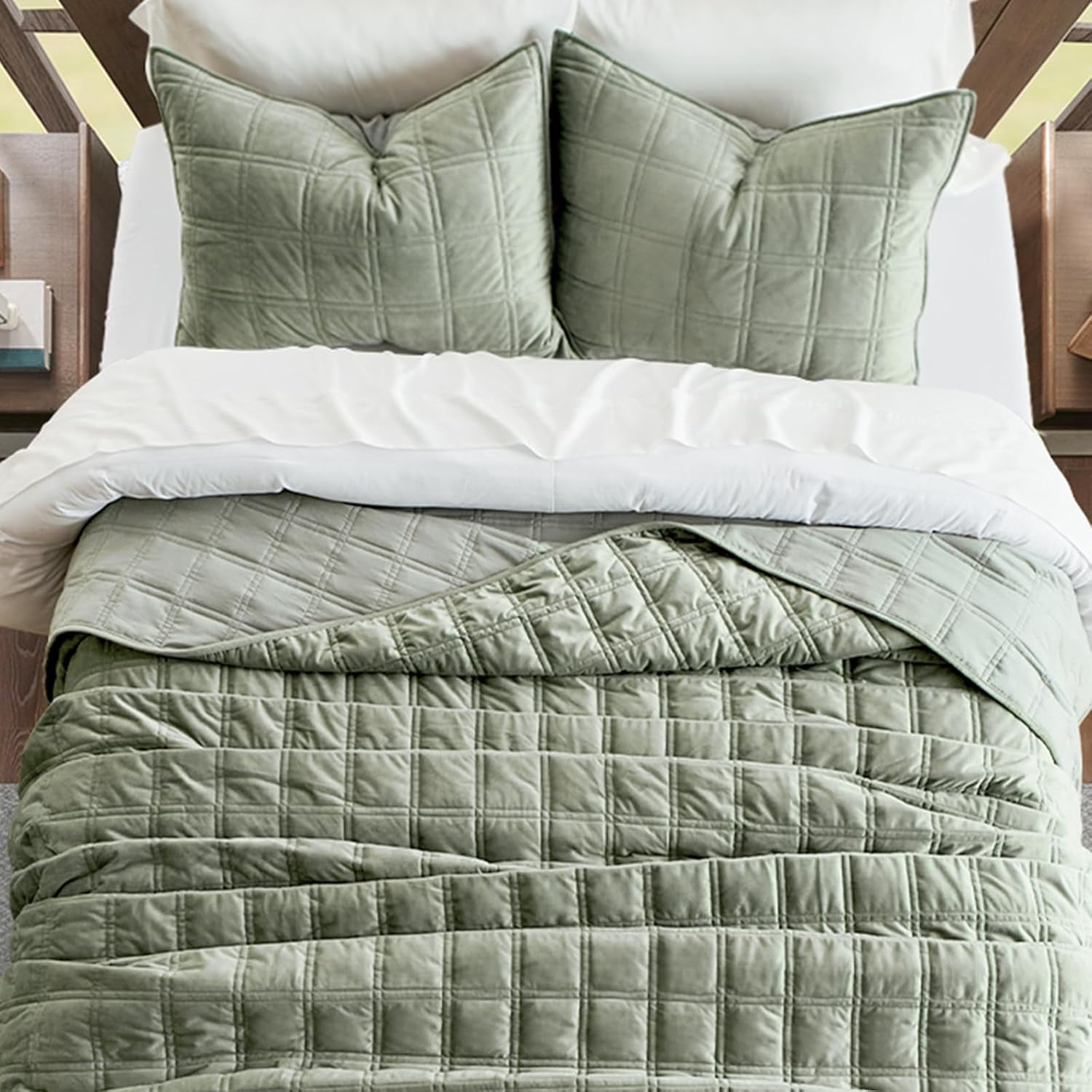 EVERGRACE 3 Pieces Luxurious Velvet Quilt King Size, Ultra Soft Bedspread Coverlet Set, Double Box Stitch Lightweight Velvet Comforter for All Season with 2 Shams, Sage Green, 108''x96''