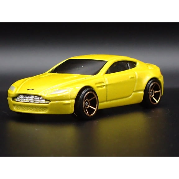 Open Box 2006-2018 ASTON MARTIN V8 VANTAGE YELLOW 1/64 SCALE DIORAMA DIECAST MODEL CAR