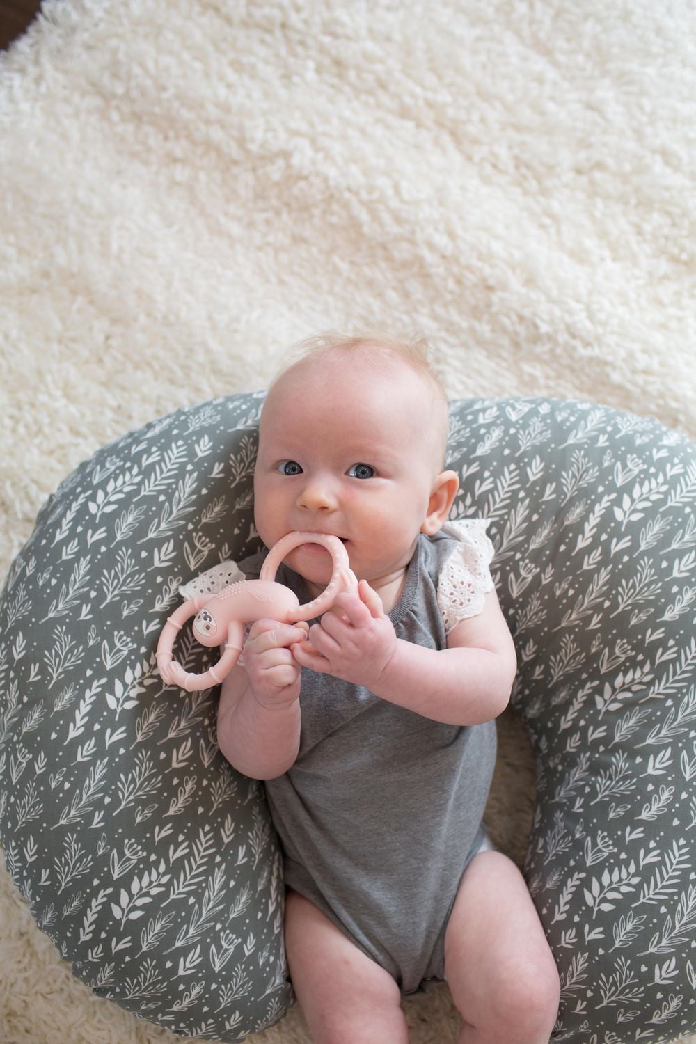 Jouet de dentition doux en silicone Flexees de Dr. Brown's rose